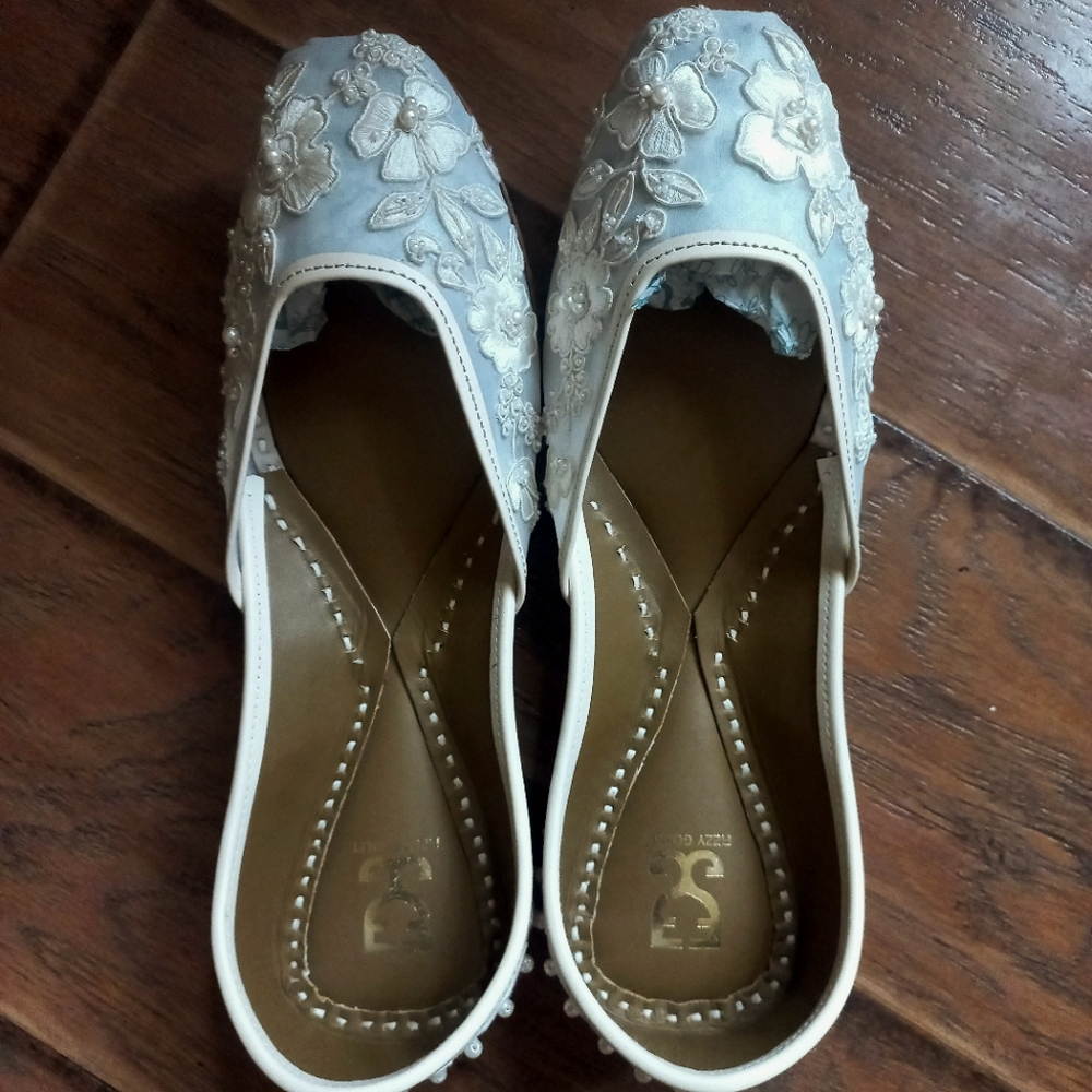 White Floral Embroidered Juttis (Size 41)